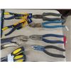 Image 3 : 25 Hand Tools; Pliers, Screwdrivers, Vice Grips