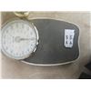 Image 2 : 300lb Household Scale & Lamp