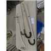 Image 1 : 4 Metal Canes - 1 has 4 Feet