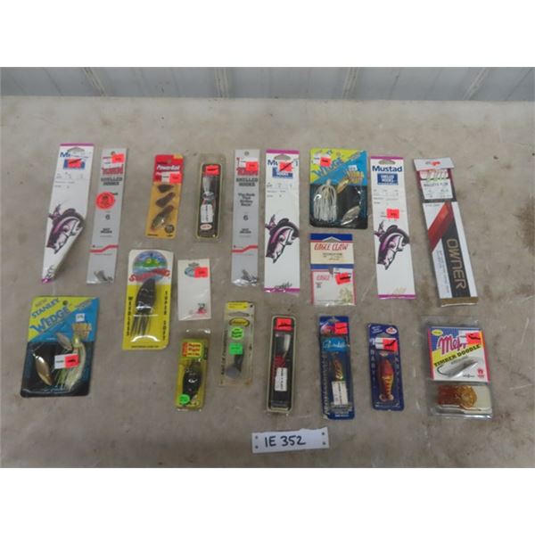 20 pc Fishing Accessories; Snelled Hooks, Wigglers Lures plus more