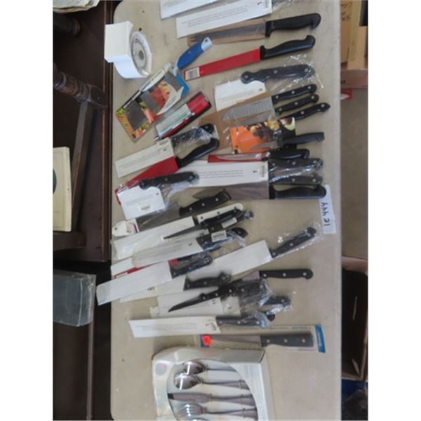 Huge Lot of Knives 25 +  some new in Plastic, 20 pc Debbie Travis Flatware Set