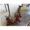 Image 2 : 3 Jack Stands, 2 Bags with Sump Pump Hose, Sledge Hammer, Level, Squeegee