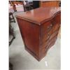 Image 2 : 4 Drawer Dresser with Serpentine Front