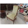 Image 2 : High back Arm Chair with End Table 22" x 25" Wide