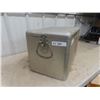 Image 3 : 7 Up Embossed Metal Picnic Cooler with Tray