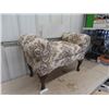 Image 2 : Small Floral Pattern Chaise Bench 17" x 24" x 36"