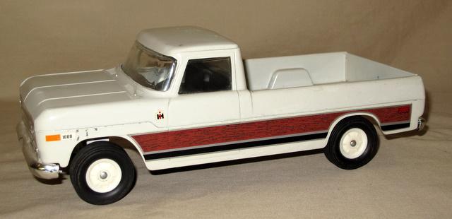 Ertl IH White Pickup Truck ertl-ih-white-pickup-truck