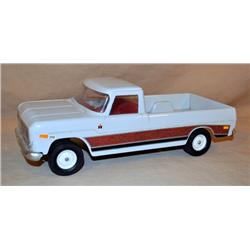 Ertl IH White Pickup Truck