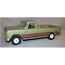Ertl IH Green Pickup Truck
