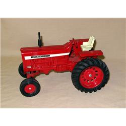 IH 856 wide front w/ fenders