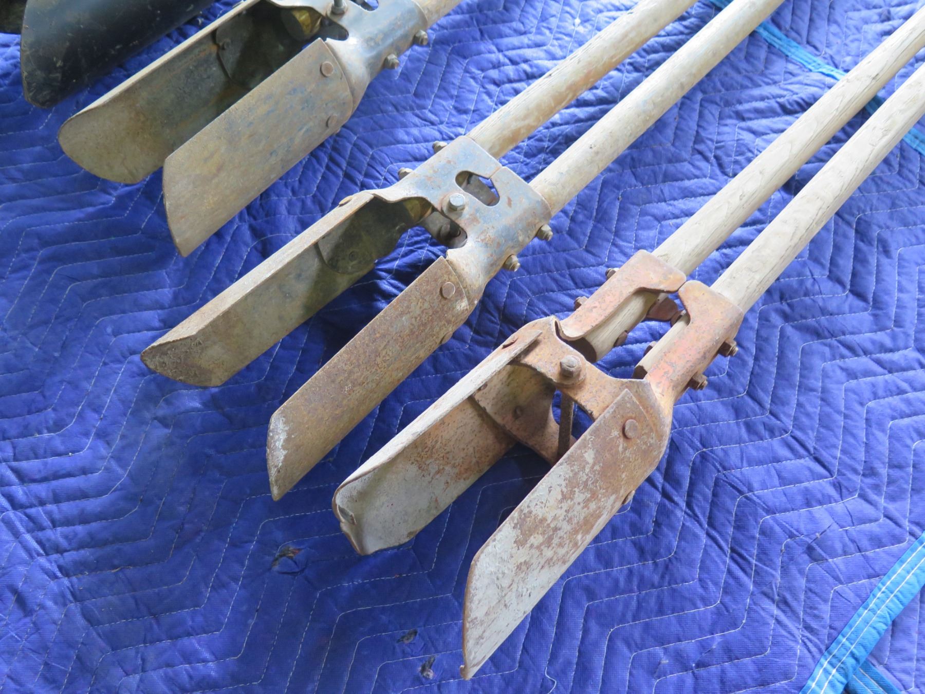 Qty 5 Metal Post Hole Diggers Oahu Auctions qty-5-metal-post-hole-diggers-oahu-auctions