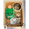 Image 1 : LOT OF COLLECTIBLES, CROCK, 7UP CARRIER