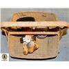 Image 1 : LARGE PICNIC BASKET W/ ASSORTED DECOR