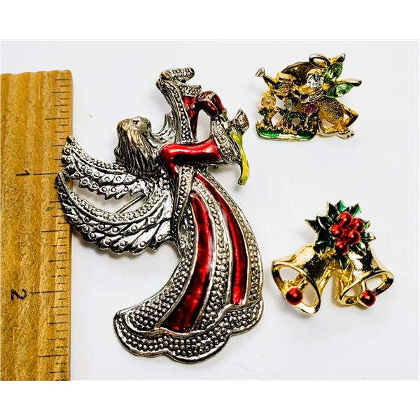 22)  LOT OF 3 CHRISTMAS THEMED BROOCHES.