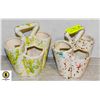 Image 1 : PAIR OF VINTAGE TRI FLOWER VASES