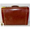 Image 1 : VINTAGE SUITCASE W/ 4 WILTON CHARACTER CAKE PANS