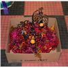 Image 1 : BOX WITH HALLOWEEN THEMED TABLE/FLOWER