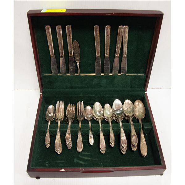 ST. STEEL FLATWARE SET; CHERRY WOOD FINISH/ GREEN