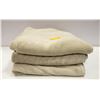 Image 1 : NEW MIXED LOT OF 3 BATH TOWELS