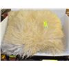 Image 1 : LARGE VINTAGE 4' SHEEPSKIN RUG