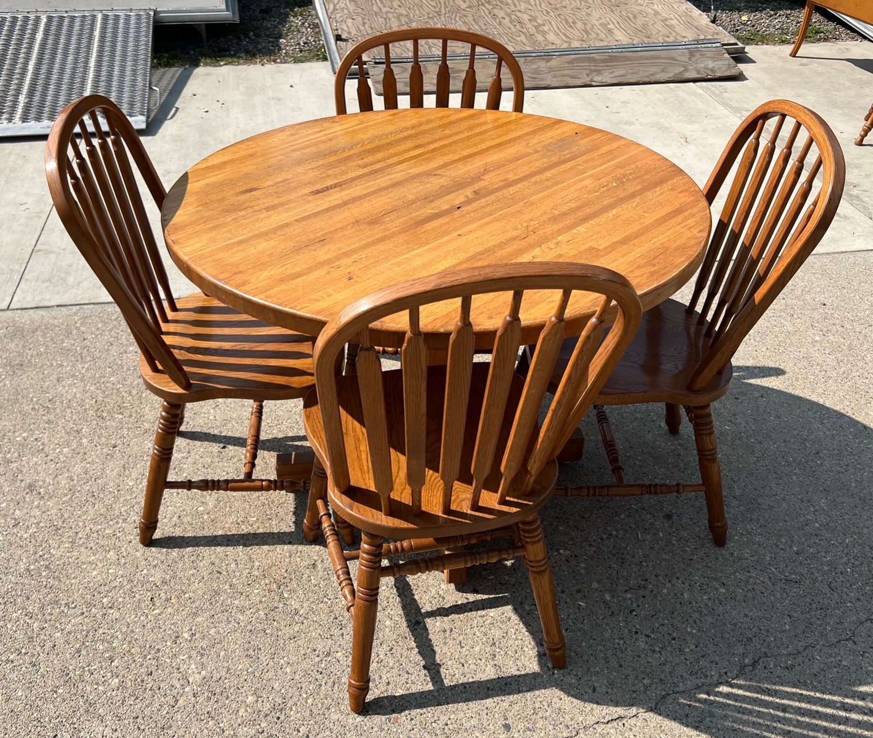 Poak Chair SOLID OAK ROUND TABLE WITH 4 OAK CHAIRS - Cornerbids