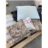 Image 1 : Throw pillows and other pillows