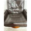 Image 8 : Chair & Ottoman