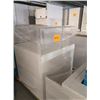 Image 2 : SKID 304B - SHOWCASES, VARIOUS SIZES: - 1000X500X1310MM: 3 PCS - 500X500X1310MM: 7 PCS