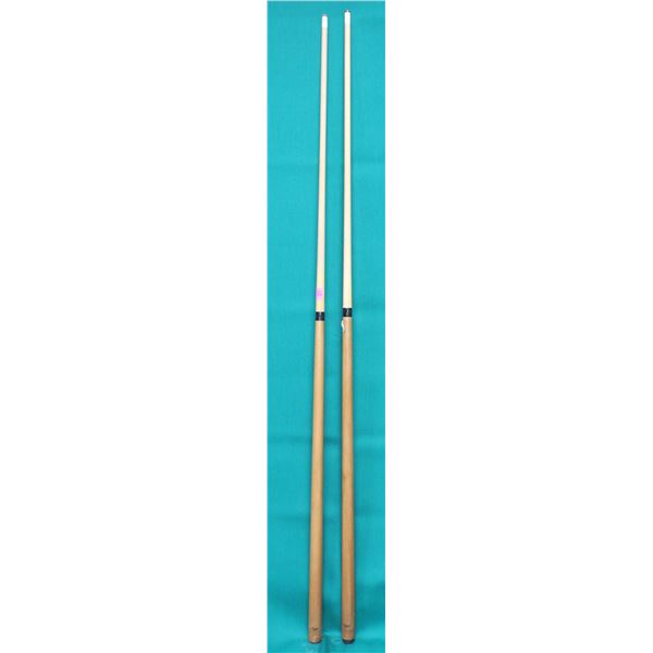 SHOWROOM PAIR OF 20 OZ RECREATION WORLD BRAND POOL CUES *USED*