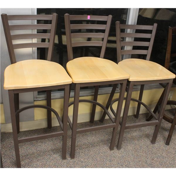 SHOWROOM LOT OF 3 METAL BACKED W/ BLONDE WOOD SEAT BAR STOOLS *ONE IS SHORTER*