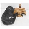 Image 1 : CUE TENDER WOODEN POOL STICK CLAMP