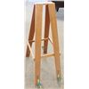 Image 1 : SOLID WOOD TILT DISPLAY FIXTURE