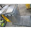Image 3 : Rubbermaid S/S Cleaning Cart
