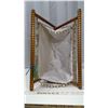 Image 3 : Sewing basket with spindled legs