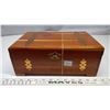 Image 1 : Large cedar box with 4 pair vintage gloves and hankies