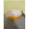 Image 2 : 2 Pyrex Bowls, 7 1/2" x 8 1/2" across