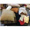 Image 1 : PALLET OF ASSORTED PILLOWS, CUSHIONS, BEDDING & CLOTHING
