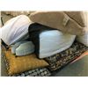 Image 3 : PALLET OF ASSORTED PILLOWS, CUSHIONS, BEDDING & CLOTHING
