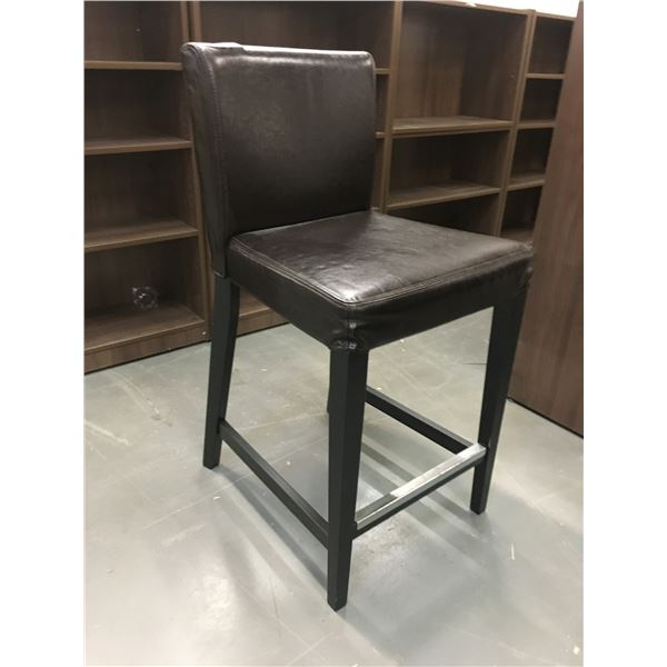 BROWN LEATHER COUNTER HEIGHT CHAIR