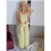 Image 4 : Sindy 1978 Louismarx & co. Inc. Love seat & chair. Barbie wearing 1970's fortrell outfit plus a flor