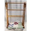 Image 2 : Vintage - Handmade Quilt with Quilt rack - Maple
