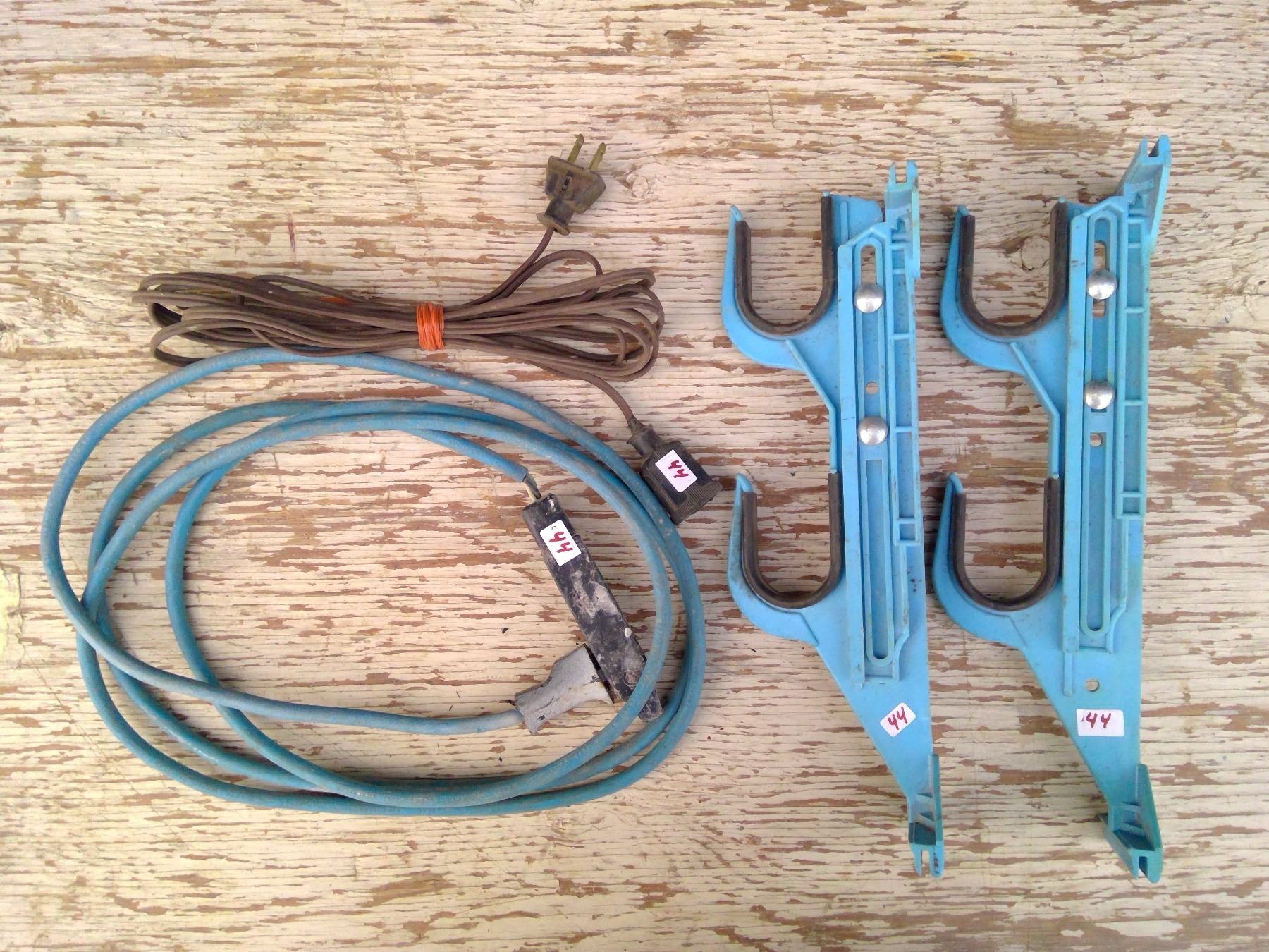 Block heater cord, inside extension cord & gun racks - Schmalz Auctions