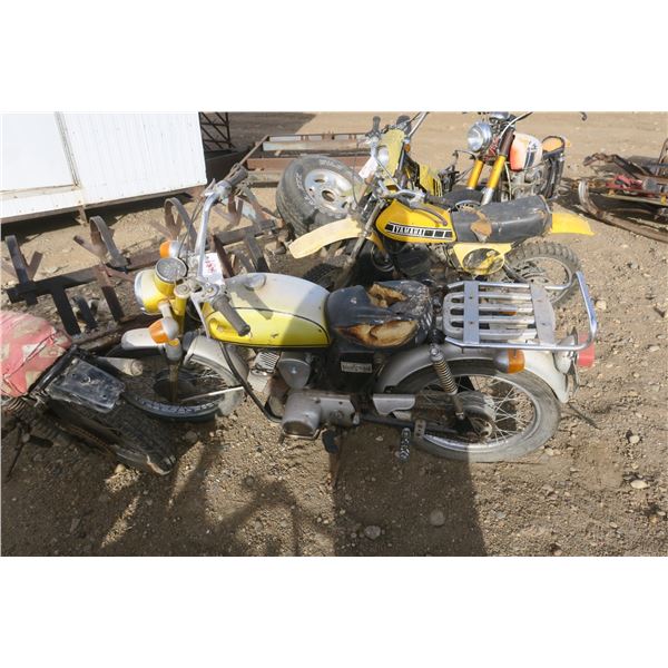 yellow  with silver fenders yamaha  motorbike