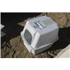 Image 4 : Enclosed cat litter box with scoop