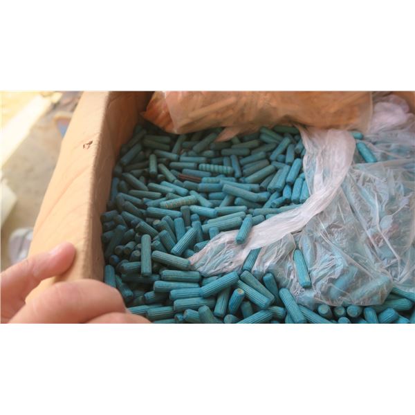full box of pre-glue 8x30mm dowling pins