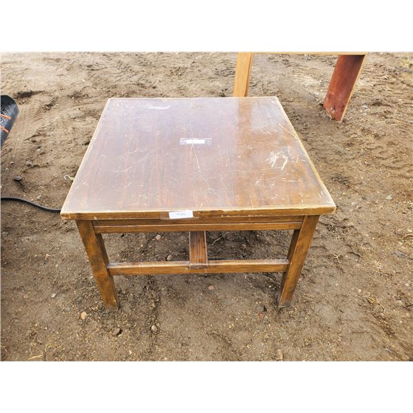 Table 30" x 30" x 21"