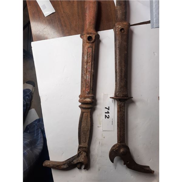 Lot of 2 nail pullers