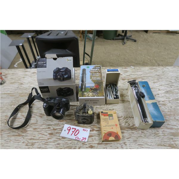 box of vintage camreas & acc.