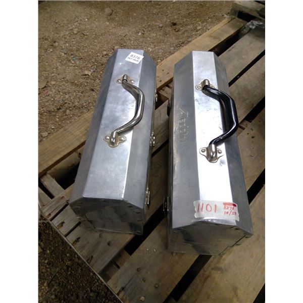 2 Metal lunch boxes
