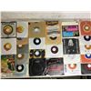 Image 1 : Lot of Vintage 45RPM Vinyl Records (Frank Sinatra, B.B. King, Buddy Holly, etc) 25 CNT
